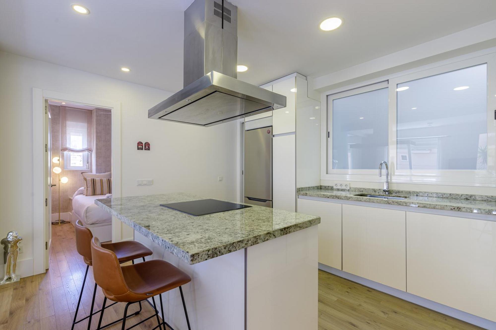 Six Apartments By Caleta Homes Малага Экстерьер фото